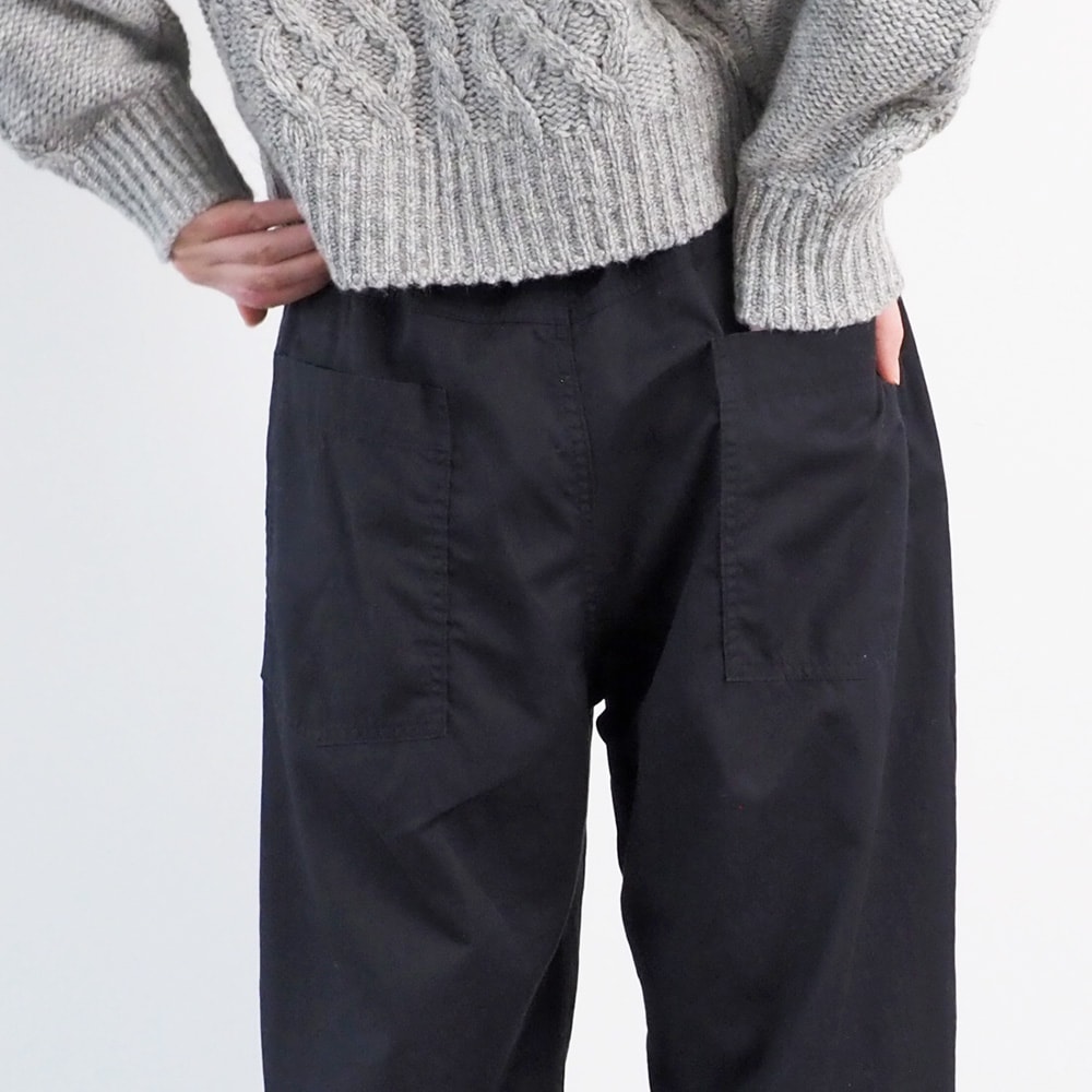 30ツイル ノッポパンツ　パンツを着た女性の正面