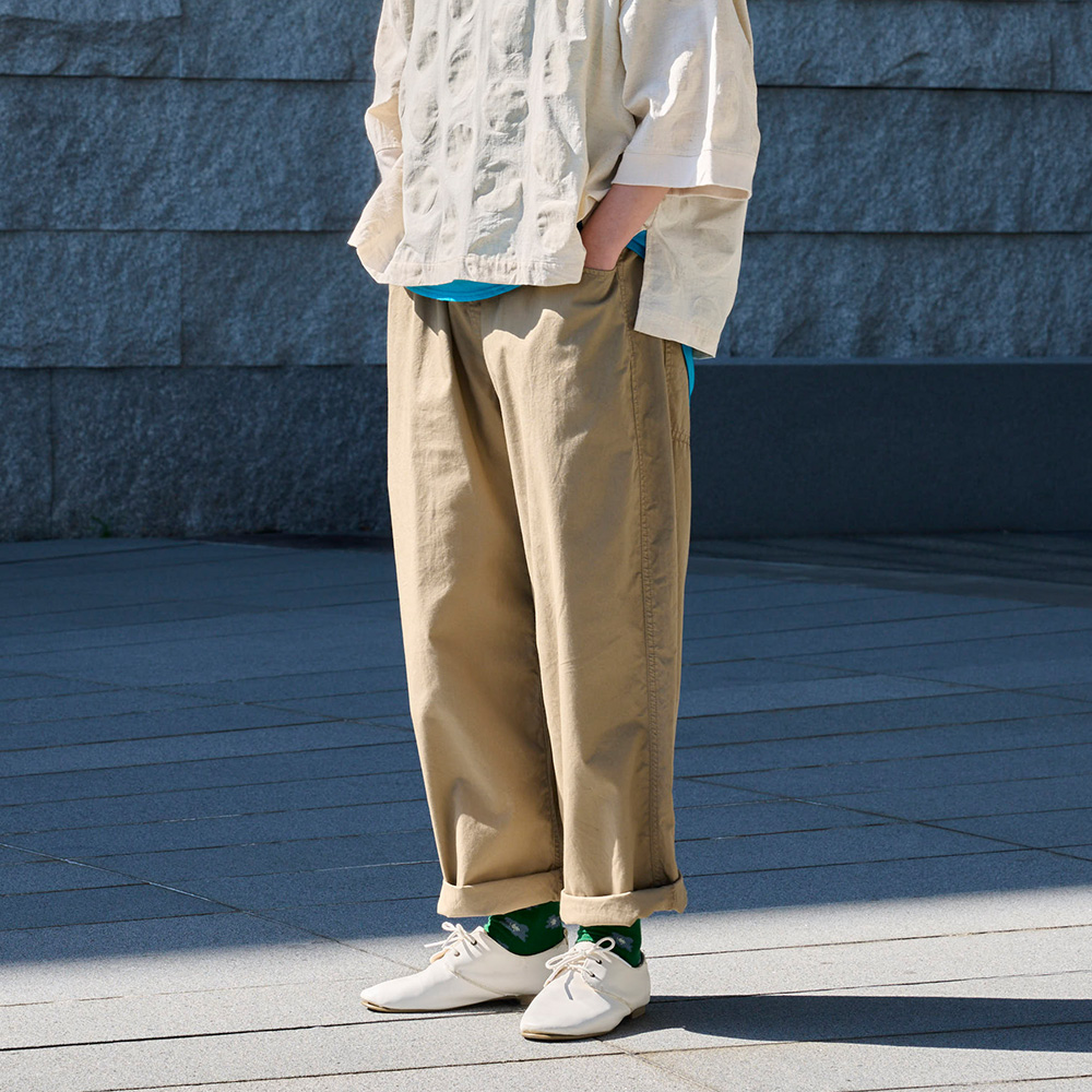 30ツイル ノッポパンツ　パンツを着た女性の正面