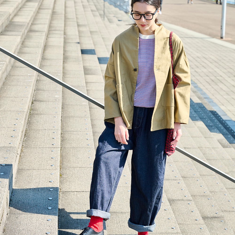 ムラ糸ミリタリーバックサテン ノッチジャケット　ジャケットを着た女性の全身