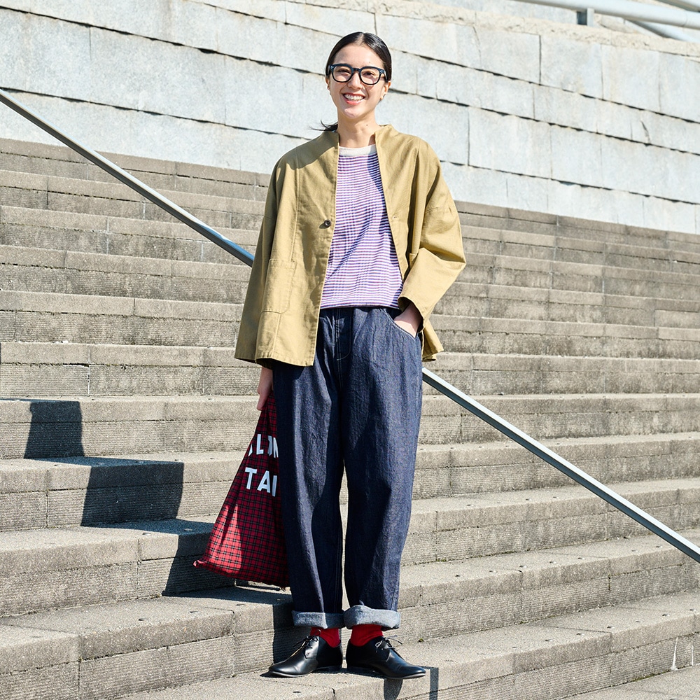 ムラ糸ミリタリーバックサテン ノッチジャケット　ジャケットを着た女性の全身