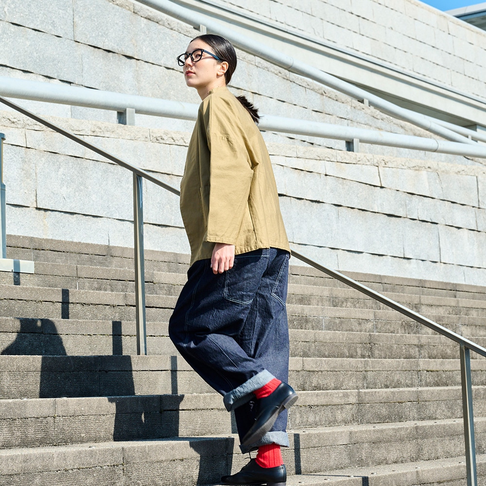 ムラ糸ミリタリーバックサテン ノッチジャケット　ジャケットを着た女性の全身