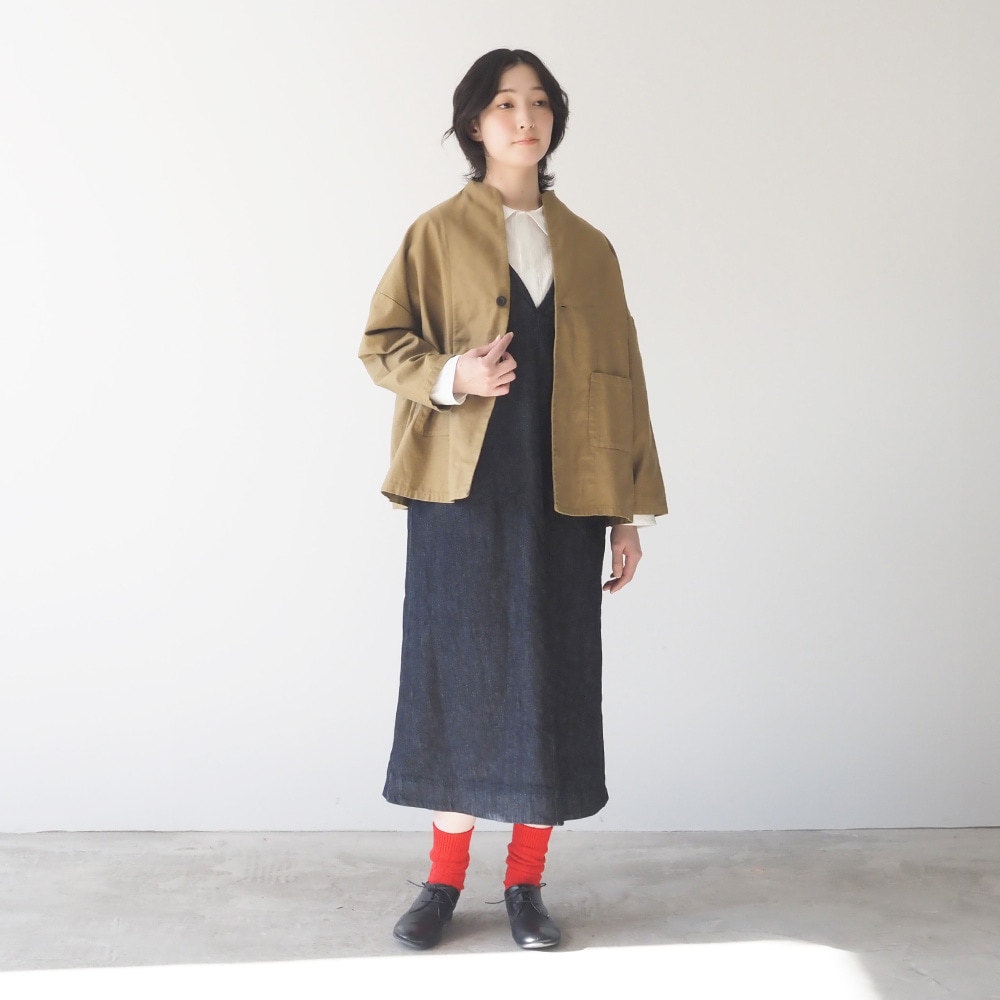 ムラ糸ミリタリーバックサテン ノッチジャケット　ジャケットを着た女性の全身