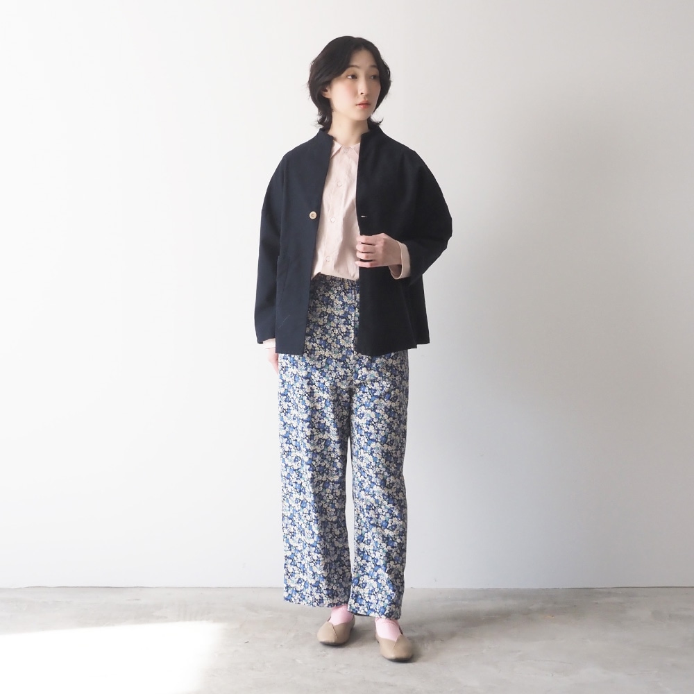 ムラ糸ミリタリーバックサテン ノッチジャケット　ジャケットを着た女性の全身