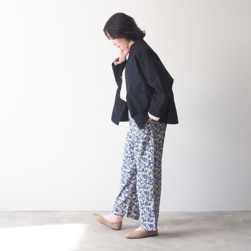 ムラ糸ミリタリーバックサテン ノッチジャケット　ジャケットを着た女性の全身