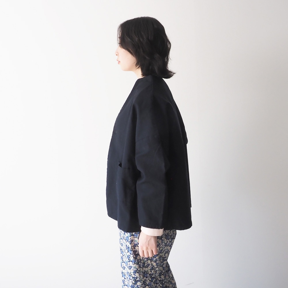 ムラ糸ミリタリーバックサテン ノッチジャケット　ジャケットを着た女性の全身