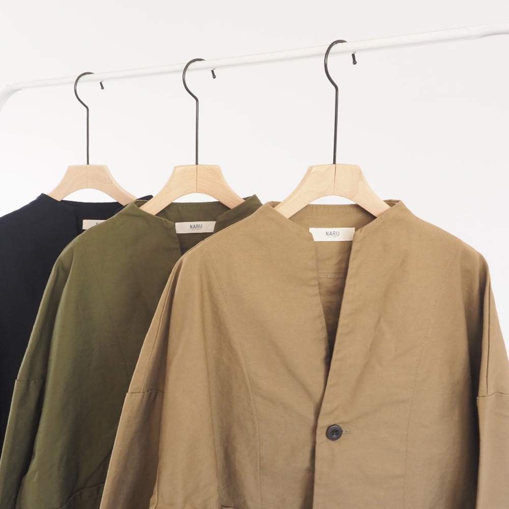 ムラ糸ミリタリーバックサテン ノッチジャケット　ジャケットを着た女性の正面