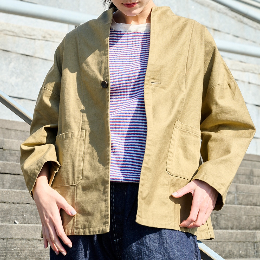 ムラ糸ミリタリーバックサテン ノッチジャケット　ジャケットを着た女性の正面