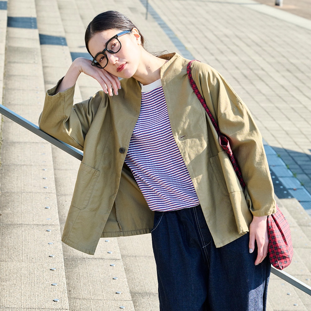 ムラ糸ミリタリーバックサテン ノッチジャケット　ジャケットを着た女性の正面