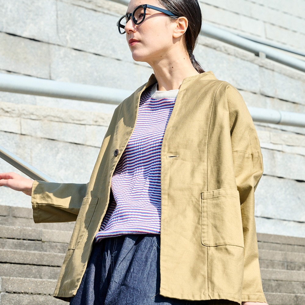 ムラ糸ミリタリーバックサテン ノッチジャケット　ジャケットを着た女性の正面