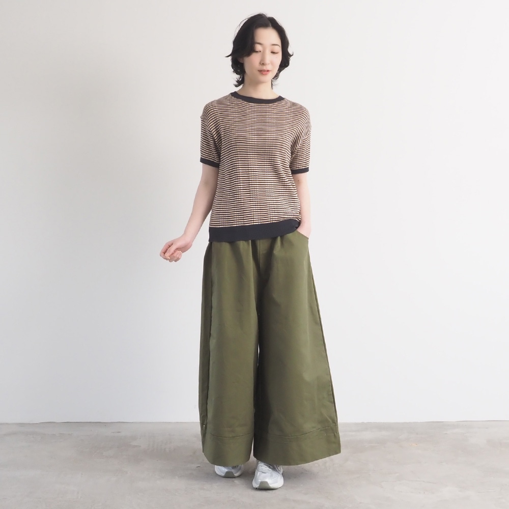 定番チノクロス超撥水 ノッポバギーパンツ　パンツを着た女性の全身