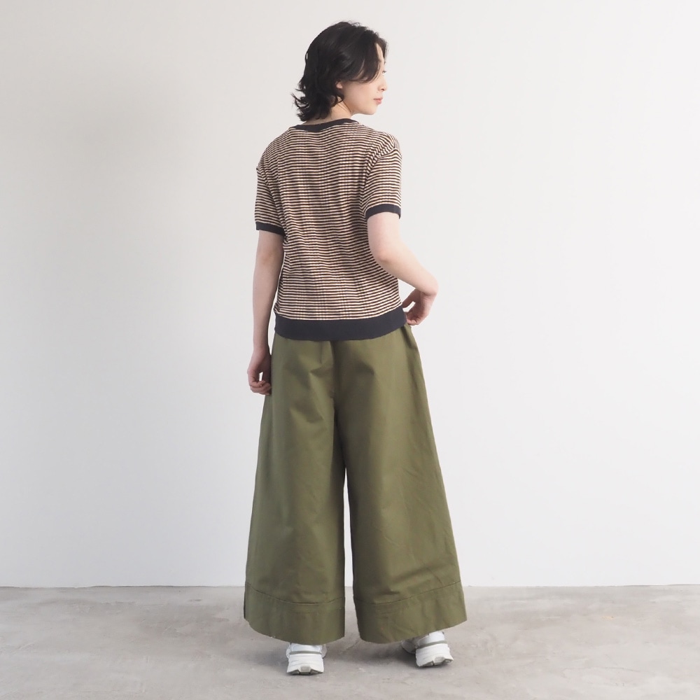 定番チノクロス超撥水 ノッポバギーパンツ　パンツを着た女性の全身