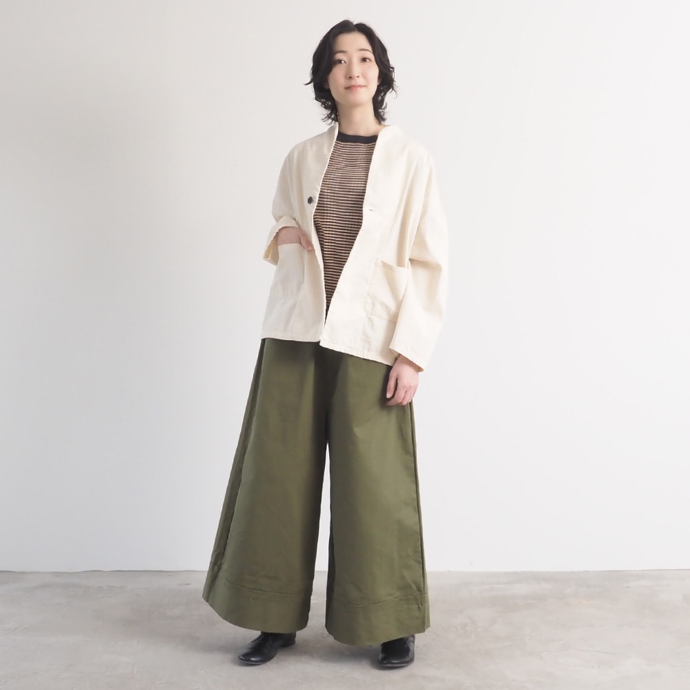 定番チノクロス超撥水 ノッポバギーパンツ　パンツを着た女性の全身