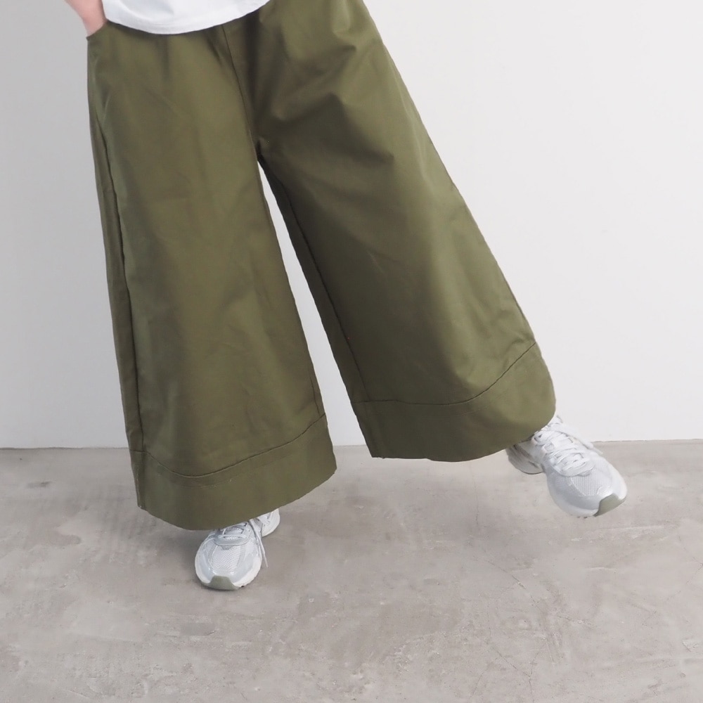 定番チノクロス超撥水 ノッポバギーパンツ　パンツを着た女性の正面