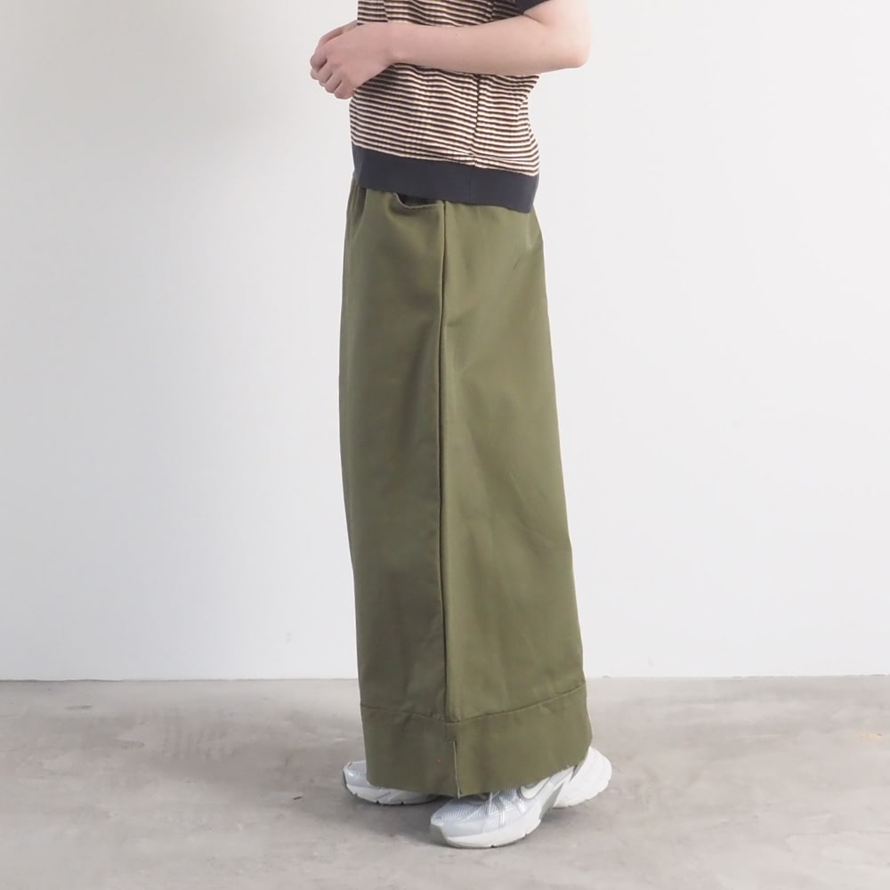 定番チノクロス超撥水 ノッポバギーパンツ　パンツを着た女性の正面