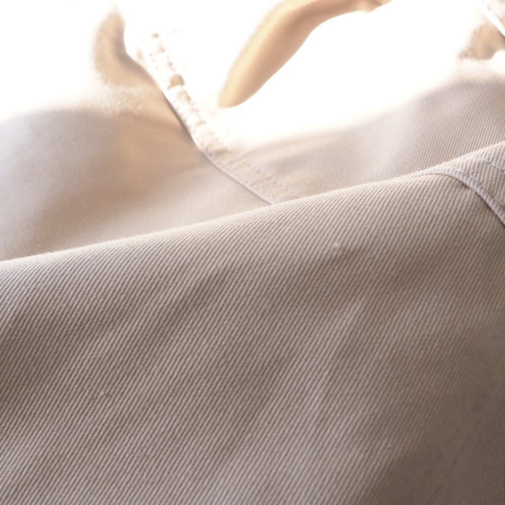 定番チノクロス超撥水 ノッポバギーパンツ　パンツの素材のアップ