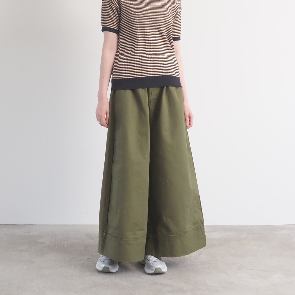 定番チノクロス超撥水 ノッポバギーパンツ　パンツを着た女性の正面