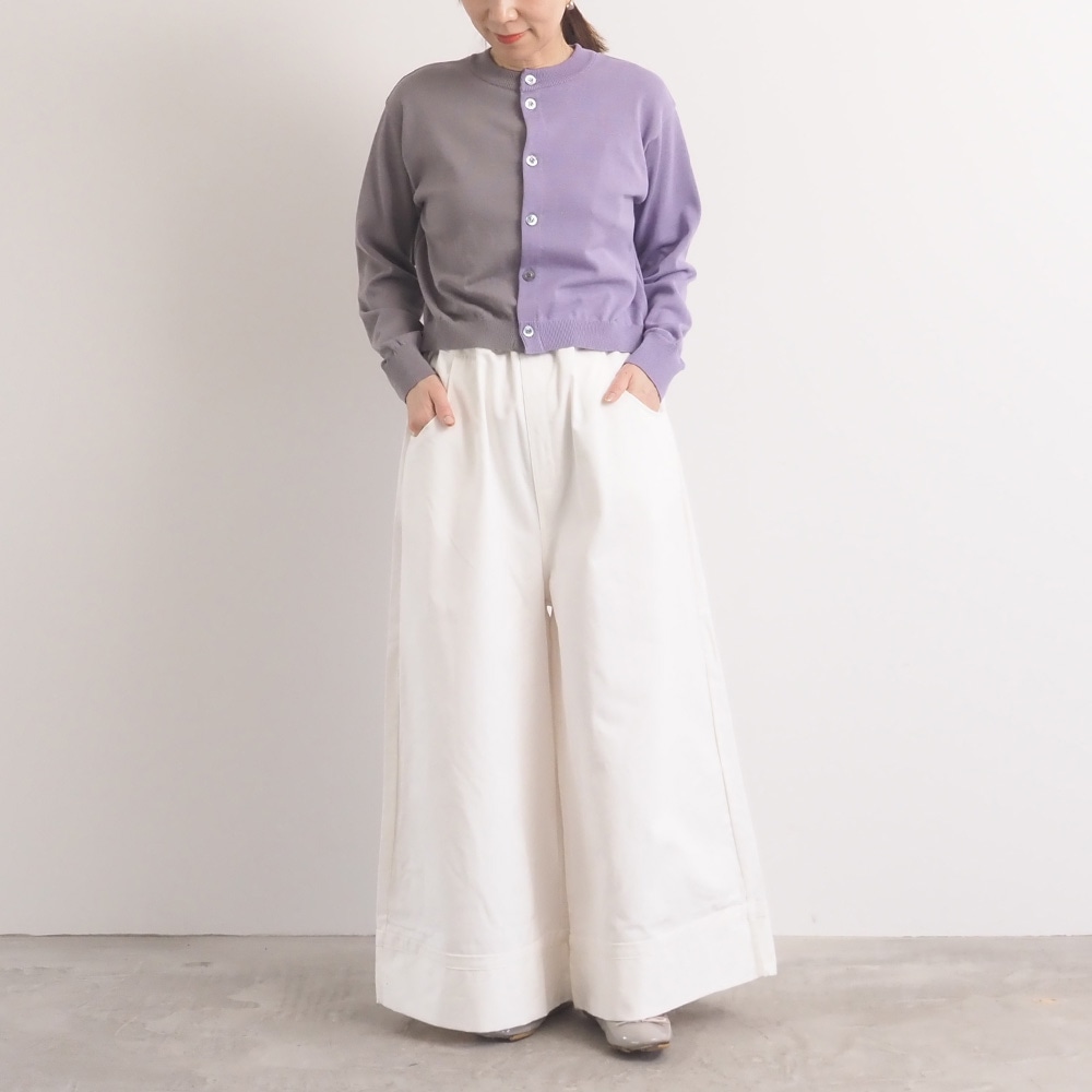 定番チノクロス超撥水 ノッポバギーパンツ　パンツを着た女性の全身