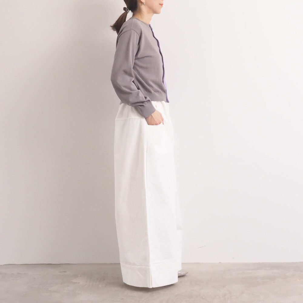 定番チノクロス超撥水 ノッポバギーパンツ　パンツを着た女性の全身