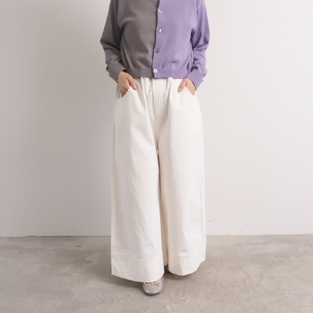 定番チノクロス超撥水 ノッポバギーパンツ　パンツを着た女性の全身