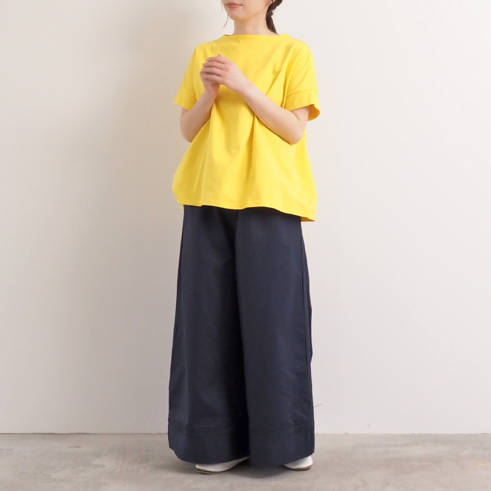 定番チノクロス超撥水 ノッポバギーパンツ　パンツを着た女性の全身