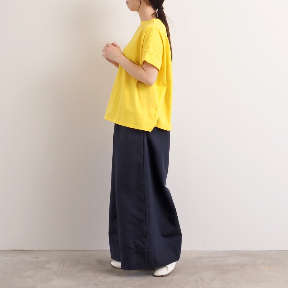 定番チノクロス超撥水 ノッポバギーパンツ　パンツを着た女性の全身