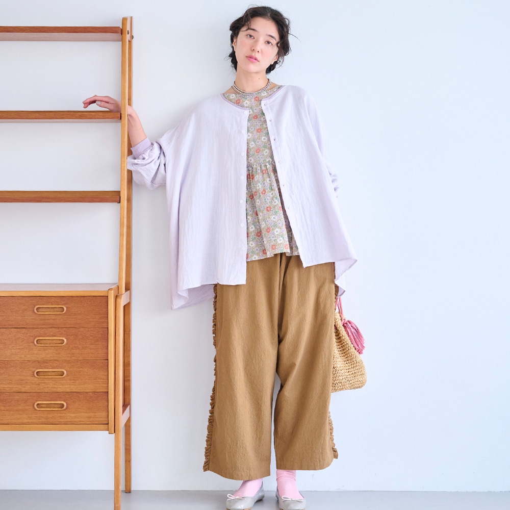 シーチングハンドワッシャー フリンジパンツ パンツを着た女性の全身
