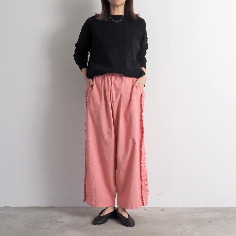 シーチングハンドワッシャー フリンジパンツ パンツを着た女性の全身