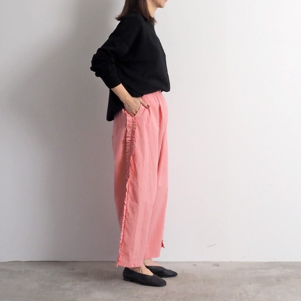 シーチングハンドワッシャー フリンジパンツ パンツを着た女性の全身