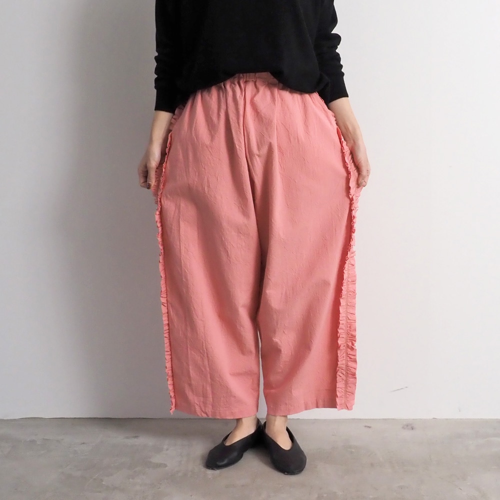 シーチングハンドワッシャー フリンジパンツ パンツを着た女性の全身