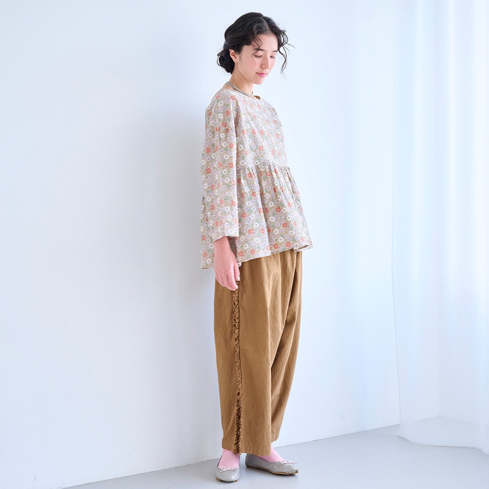 シーチングハンドワッシャー フリンジパンツ パンツを着た女性の全身