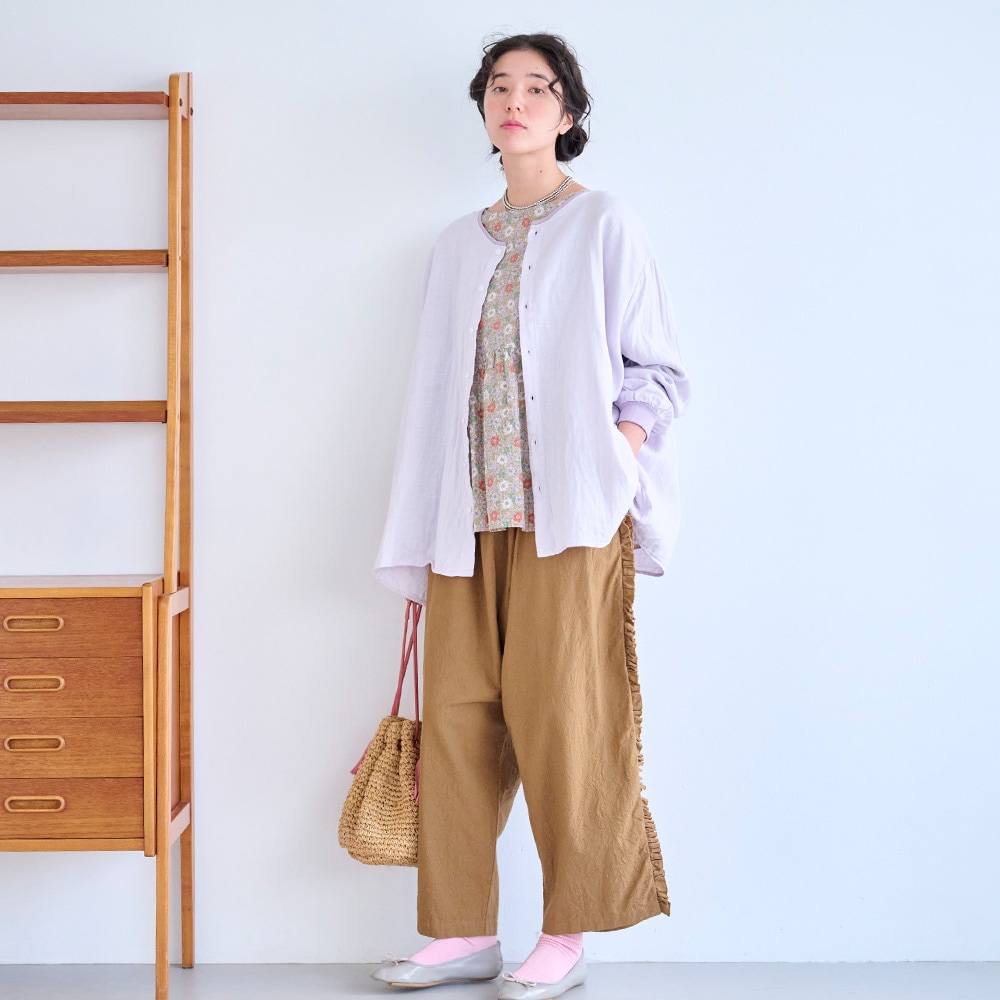 シーチングハンドワッシャー フリンジパンツ パンツを着た女性の全身