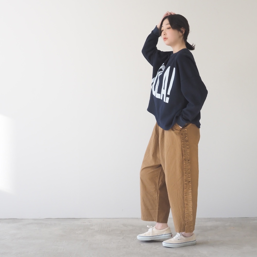 シーチングハンドワッシャー フリンジパンツ パンツを着た女性の全身