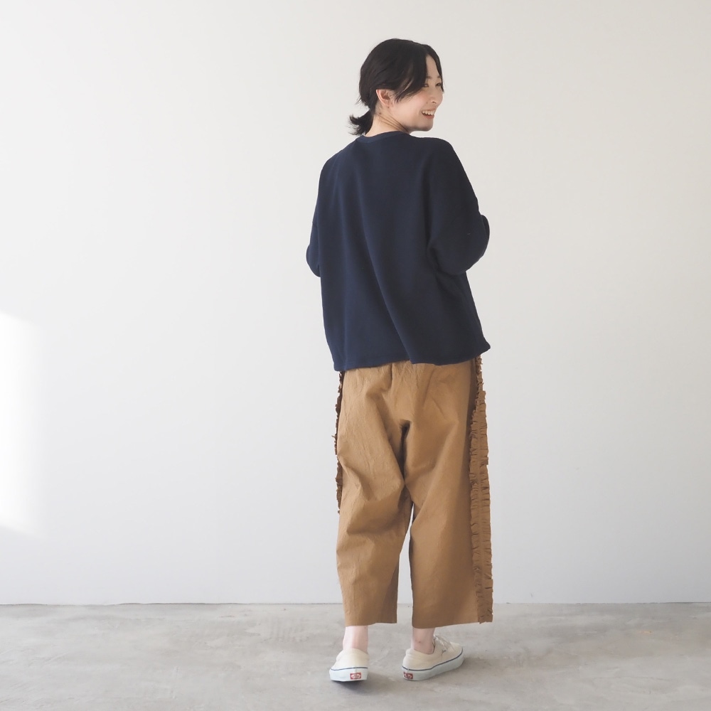 シーチングハンドワッシャー フリンジパンツ パンツを着た女性の全身