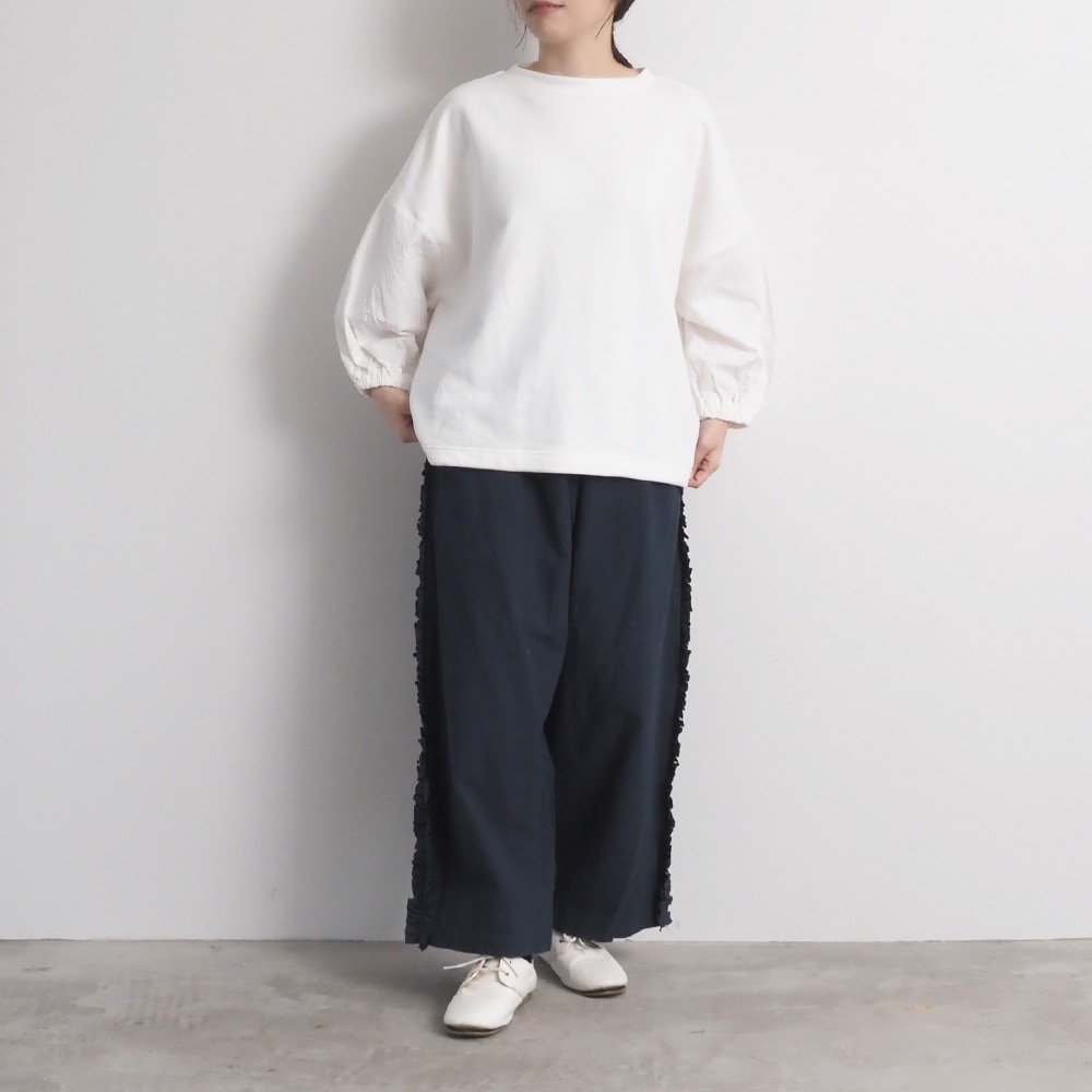 シーチングハンドワッシャー フリンジパンツ パンツを着た女性の全身