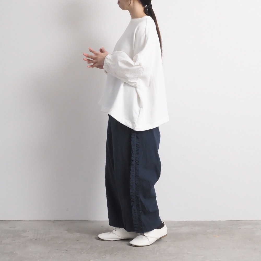 シーチングハンドワッシャー フリンジパンツ パンツを着た女性の全身