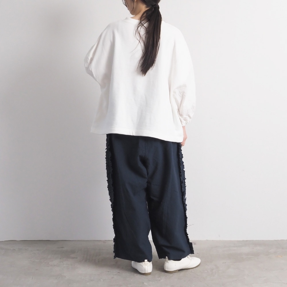 シーチングハンドワッシャー フリンジパンツ パンツを着た女性の全身