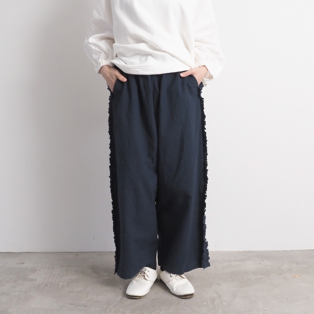 シーチングハンドワッシャー フリンジパンツ パンツを着た女性の全身