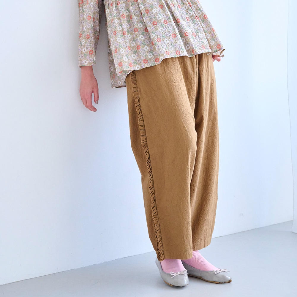 シーチングハンドワッシャー フリンジパンツ　パンツを着た女性の正面