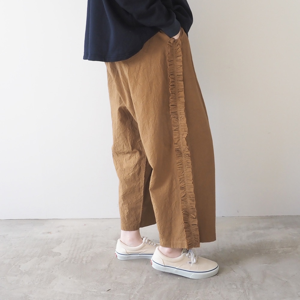 シーチングハンドワッシャー フリンジパンツ パンツを着た女性の正面