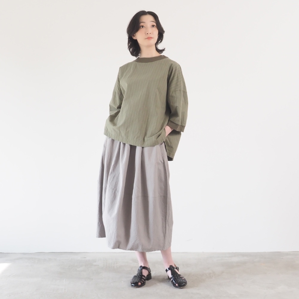 シーチングハンドワッシャー エッグスカート スカートを着た女性の全身