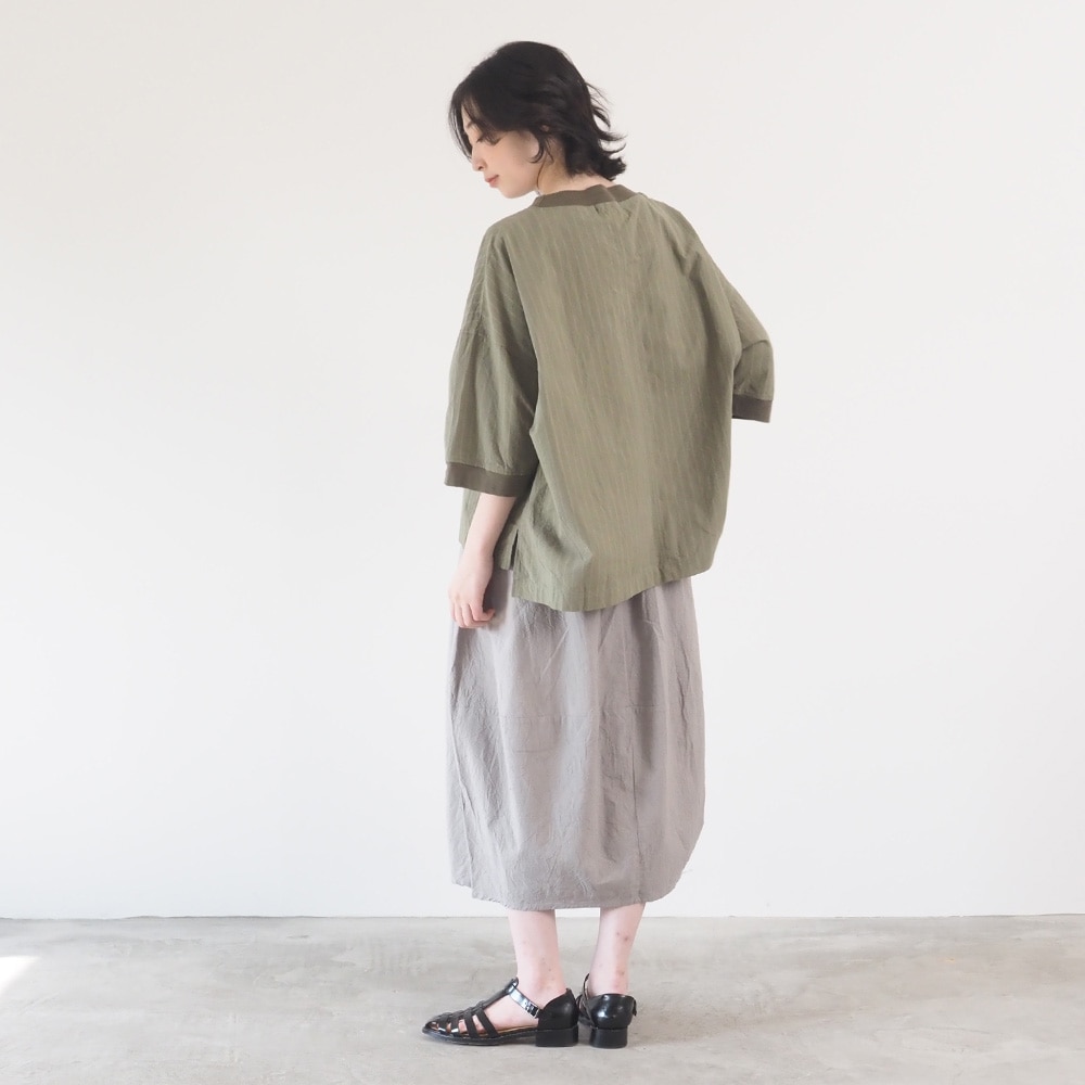 シーチングハンドワッシャー エッグスカート スカートを着た女性の全身