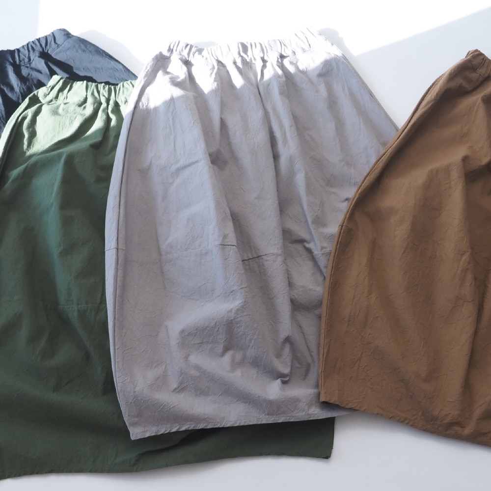 シーチングハンドワッシャー エッグスカート スカートを着た女性の正面