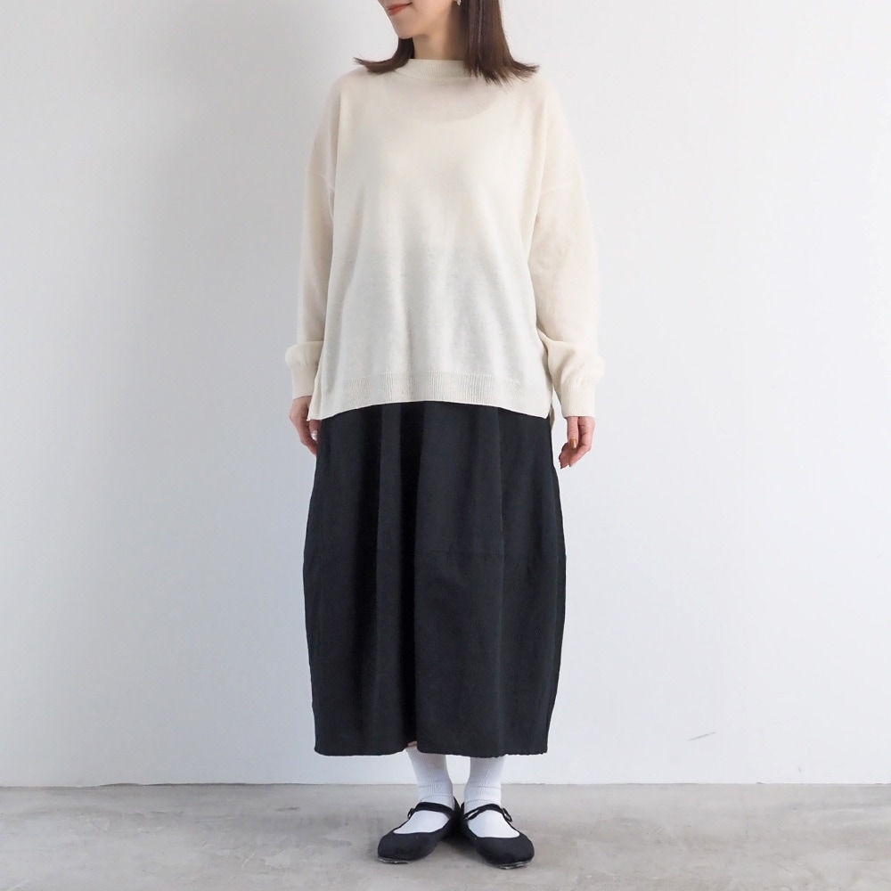 シーチングハンドワッシャー エッグスカート スカートを着た女性の全身