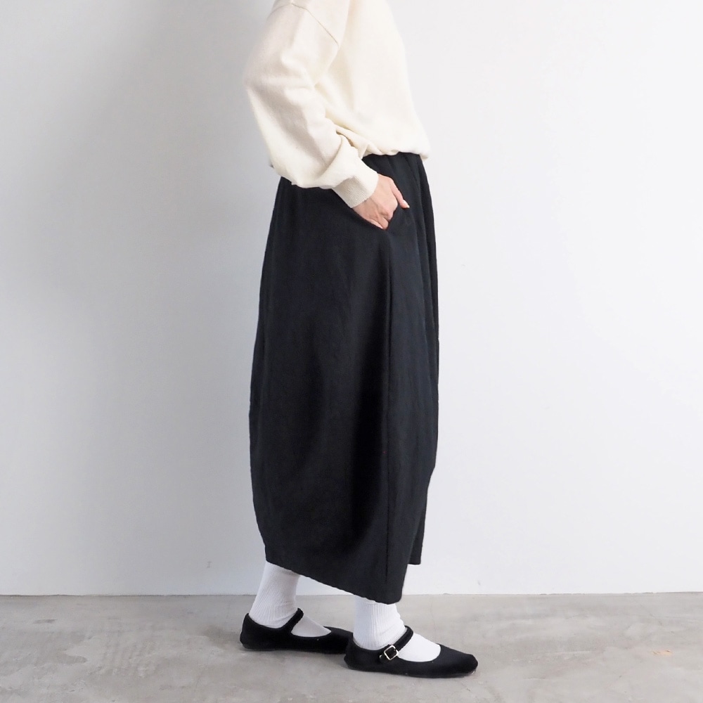 シーチングハンドワッシャー エッグスカート スカートを着た女性の全身