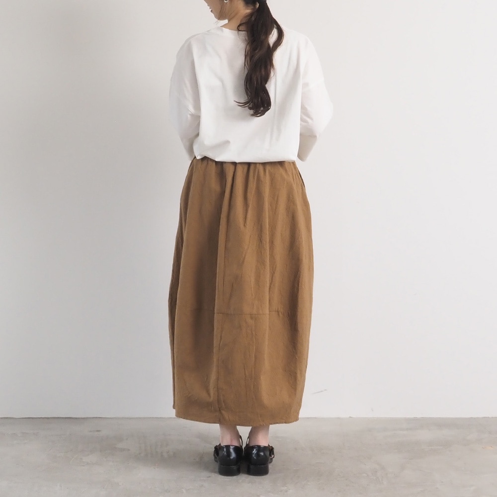 シーチングハンドワッシャー エッグスカート スカートを着た女性の全身