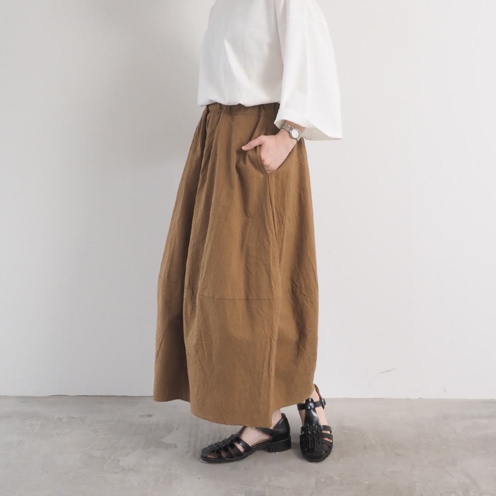 シーチングハンドワッシャー エッグスカート スカートを着た女性の全身