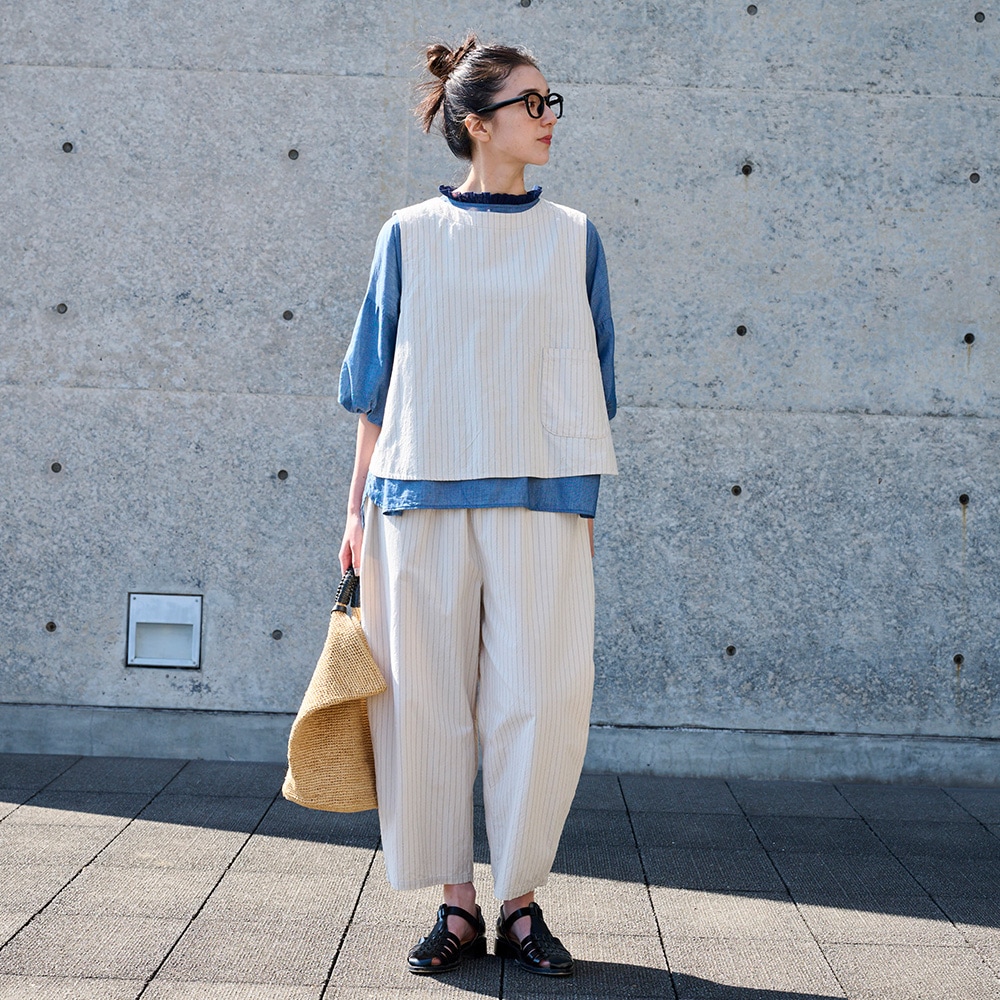 コットンクロスストライプワッシャー エッグパンツ　パンツを着た女性の全身