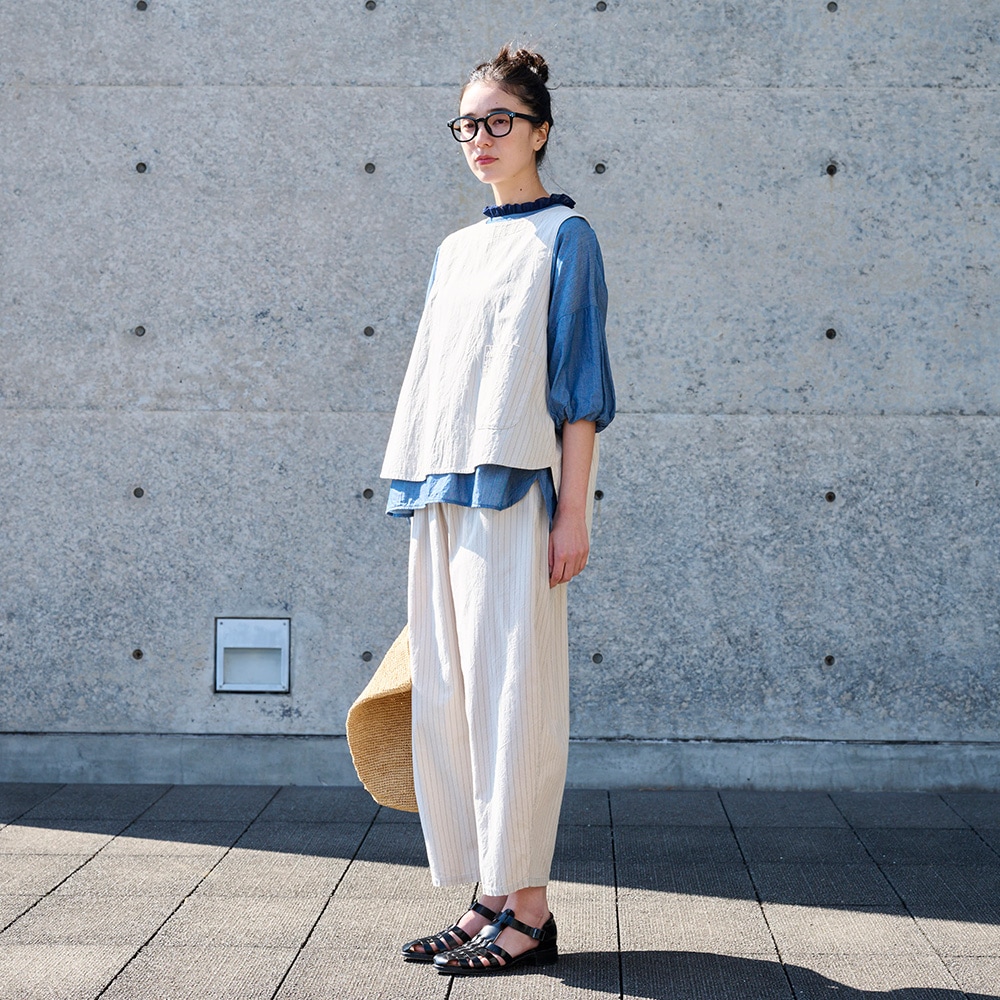 コットンクロスストライプワッシャー エッグパンツ　パンツを着た女性の全身