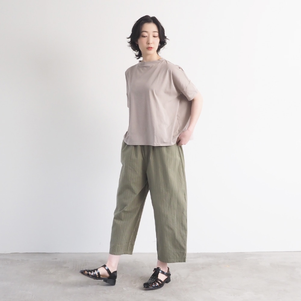 コットンクロスストライプワッシャー エッグパンツ　パンツを着た女性の全身