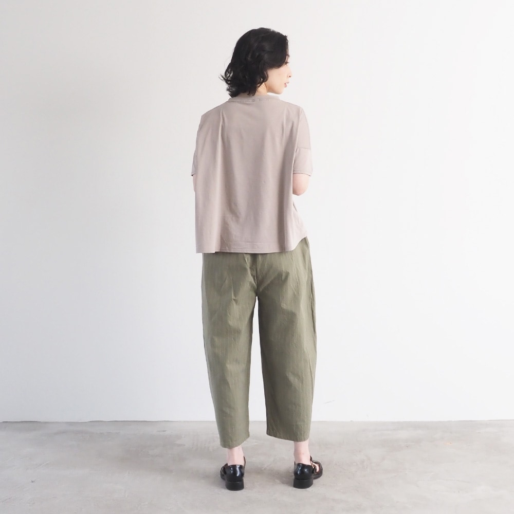 コットンクロスストライプワッシャー エッグパンツ　パンツを着た女性の全身